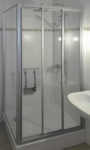 Dusche mit Sitzgelegenheit